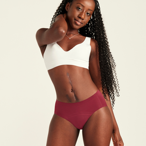 Modell trägt Hipster Seamless in Merlot - nahtlose Periodenunterwäsche von ooia