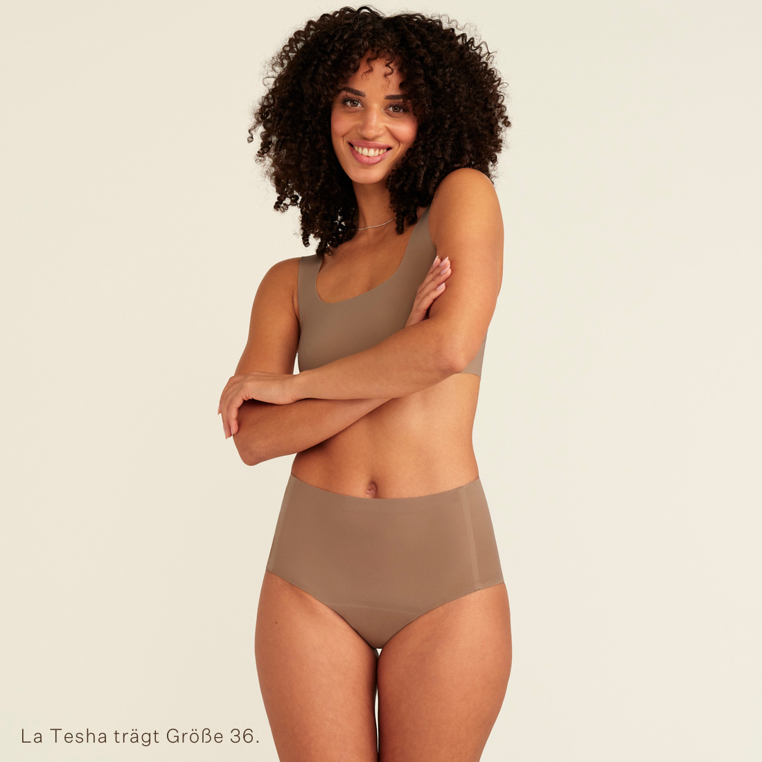 Modell trägt ooia Periodenunterwäsche Highwaist Seamless in Taupe mit hohem Bund und nahtlosem Design