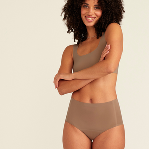 Modell trägt ooia Periodenunterwäsche Highwaist Seamless in Taupe mit hohem Bund und nahtlosem Design