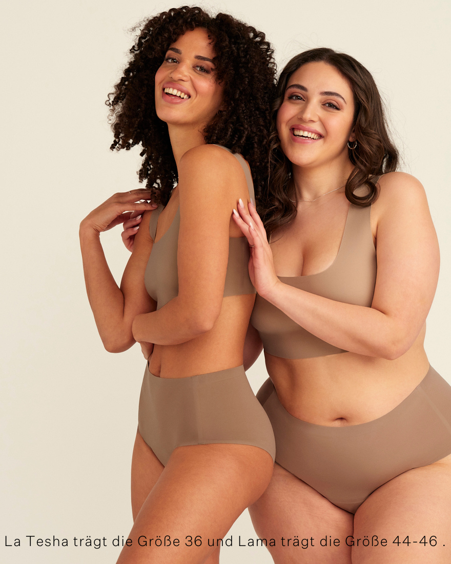 zwei Models unterschiedlicher Proportionen tragen ooia Periodenunterwäsche Highwaist Seamless in Taupe mit hohem Bund und nahtlosem Design