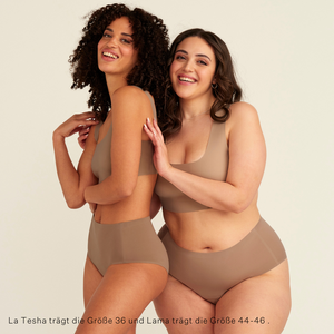 zwei Models unterschiedlicher Proportionen tragen ooia Periodenunterwäsche Highwaist Seamless in Taupe mit hohem Bund und nahtlosem Design