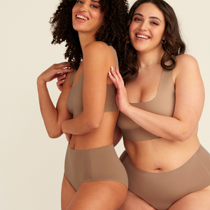 zwei Models unterschiedlicher Proportionen tragen ooia Periodenunterwäsche Highwaist Seamless in Taupe mit hohem Bund und nahtlosem Design