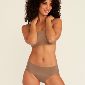 Modell trägt ooia Periodenunterwäsche Hipster Seamless in Taupe mit nahtlosem Design