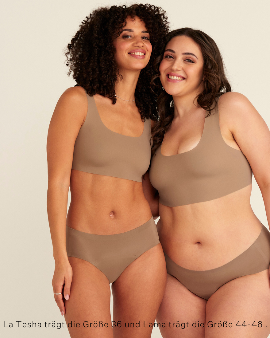zwei Models unterschiedlicher Proportionen tragen ooia Periodenunterwäsche Hipster Seamless in Taupe mit nahtlosem Design