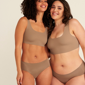 zwei Models unterschiedlicher Proportionen tragen ooia Periodenunterwäsche Hipster Seamless in Taupe mit nahtlosem Design