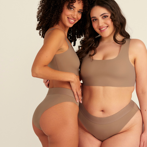 zwei Models unterschiedlicher Proportionen tragen den ooia Periodenslip Seamless Cheeky in Taupe mit hohem Beinausschnitt