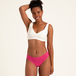 Model trägt ooia Menstruationsunterwäsche Slip Seamless in hot pink im nahtlosen Design.