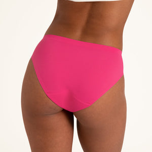 Model trägt ooia Periodenunterwäsche Slip Seamless in hot pink im nahtlosen Design zu sehen von hinten.