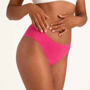 Model trägt ooia Periodenunterwäsche Slip Seamless in hot pink im nahtlosen Design.