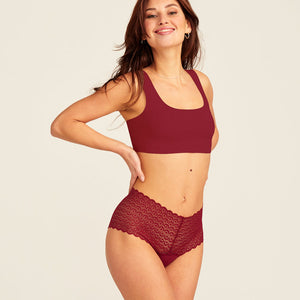 Modell trägt ooia Periodenunterwäsche Highwaist Comfy Lace in merlot, mit durchgängiger, elastischer Spitze.
