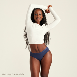 Modell trägt ooia Slip Basic Extra Strong in Midnight – Periodenunterwäsche im klassischen Schnitt mit extra starker Saugkraft.