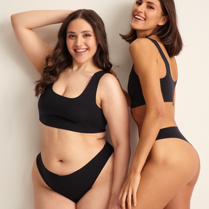 zwei Models unterschiedlicher Proportionen posieren im ooia Periodenunterwäsche Brazilian Seamless in der Farbe schwarz