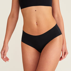 Modell trägt ooia Everyday Hipster Seamless in Schwarz – Unterwäsche ersetzt Slipeinlage