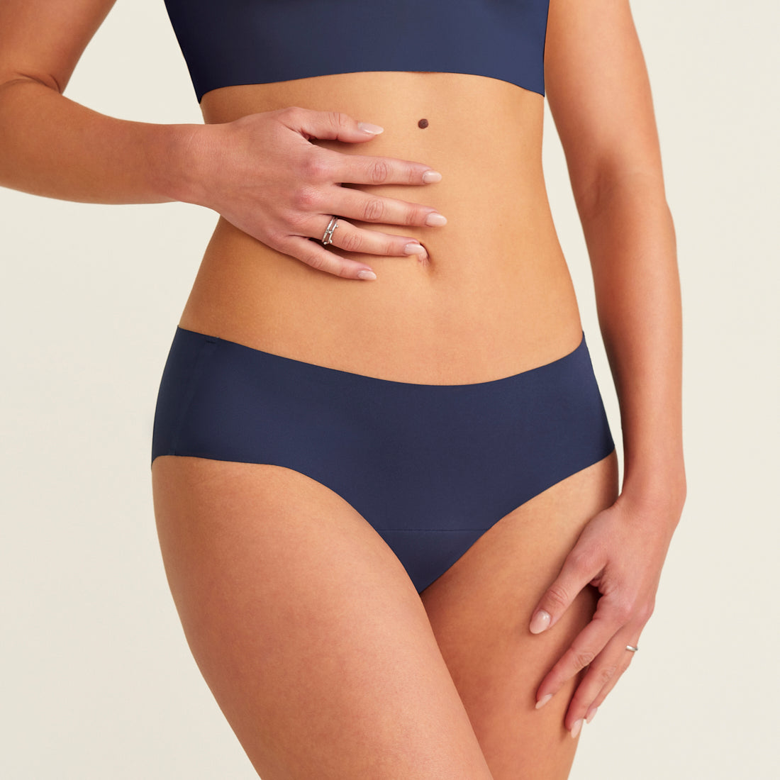 Modell trägt ooia Everyday Hipster Seamless in Midnight – Unterwäsche ersetzt Slipeinlage