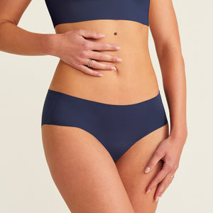 Modell trägt ooia Everyday Hipster Seamless in Midnight – Unterwäsche ersetzt Slipeinlage