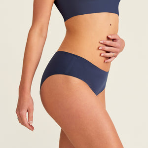 Modell trägt ooia Everyday Hipster Seamless in Midnight – Unterwäsche ersetzt Slipeinlage