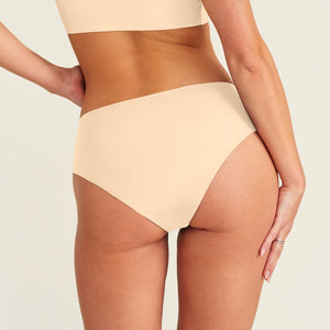 ooia everyday Hipster Seamless in Beige – nahtlose Unterwäsche, die Slipeinlagen ersetzt. Rückansicht.