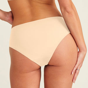 ooia everyday Hipster Seamless in Beige – nahtlose Unterwäsche, die Slipeinlagen ersetzt. Rückansicht.