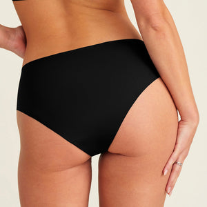 ooia everyday Hipster Seamless in Schwarz – nahtlose Unterwäsche, die Slipeinlagen ersetzt. Rückansicht.