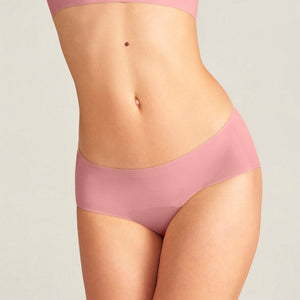 Modell trägt ooia everyday Hipster Seamless in Dusky Pink - Unterwäsche die Slipeinlagen ersetzt.