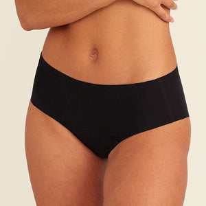 Modell trägt ooia everyday Hipster Seamless in Schwarz - nahtlose Unterwäsche die Slipeinlagen ersetzt.