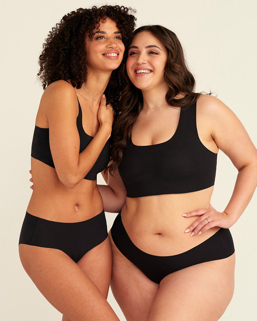 Zwei Models tragen ooia everyday Hipster Seamless in Schwarz – nahtlose Unterwäsche, die Slipeinlagen ersetzt.