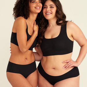 Zwei Models tragen ooia everyday Hipster Seamless in Schwarz – nahtlose Unterwäsche, die Slipeinlagen ersetzt.