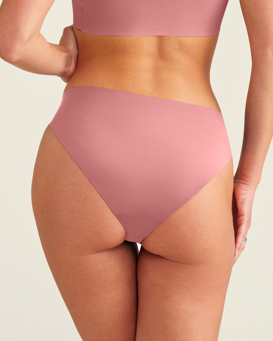 ooia everyday Slip Seamless in Dusky Pink – nahtlose Unterwäsche, die Slipeinlagen ersetzt. Rückansicht.