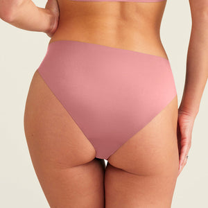 ooia everyday Slip Seamless in Dusky Pink – nahtlose Unterwäsche, die Slipeinlagen ersetzt. Rückansicht.