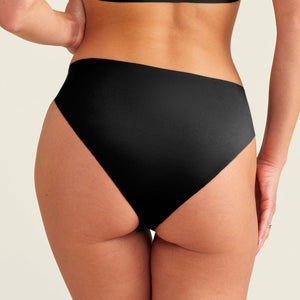 ooia everyday Slip Seamless in Schwarz – nahtlose Unterwäsche, die Slipeinlagen ersetzt. Rückansicht.