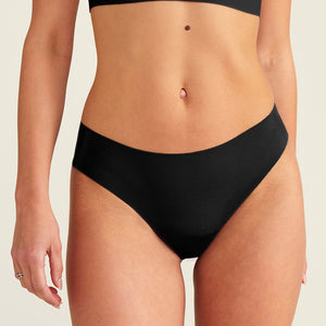 ooia everyday Slip Seamless in Schwarz – nahtlose Unterwäsche, die Slipeinlagen ersetzt.