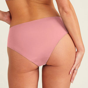 Modell trägt ooia everyday Hipster Seamless in Dusky Pink - Unterwäsche die Slipeinlagen ersetzt. Rückansicht.