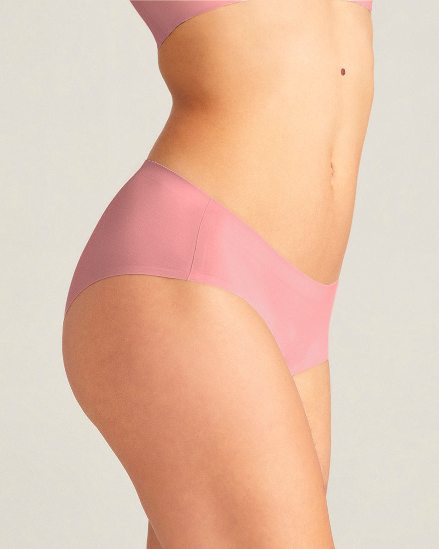 Modell trägt ooia everyday Hipster Seamless in Dusky Pink - Unterwäsche die Slipeinlagen ersetzt.
