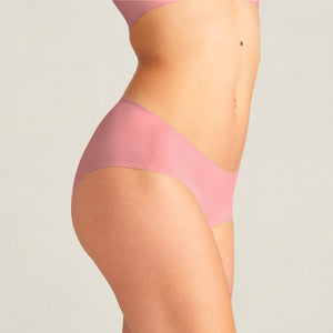Modell trägt ooia everyday Hipster Seamless in Dusky Pink - Unterwäsche die Slipeinlagen ersetzt.
