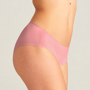 Modell trägt ooia everyday Hipster Seamless in Dusky Pink - Unterwäsche die Slipeinlagen ersetzt.
