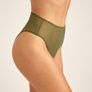 Modell trägt ooia Periodenslip Highwaist Cheeky Mesh in Khaki, Seitenansicht