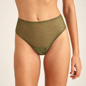 Modell trägt ooia Periodenslip Highwaist Cheeky Mesh in Khaki, Frontalansicht