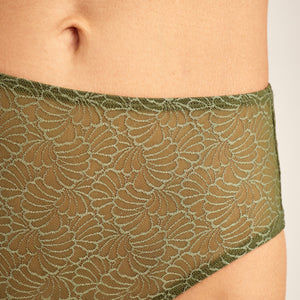 Modell trägt ooia Periodenslip Highwaist Cheeky Mesh in Khaki, Nahaufnahme des Mesh-Stoffes