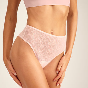 Modell trägt ooia Periodenslip Highwaist Cheeky Mesh in powder rose, Frontalansicht