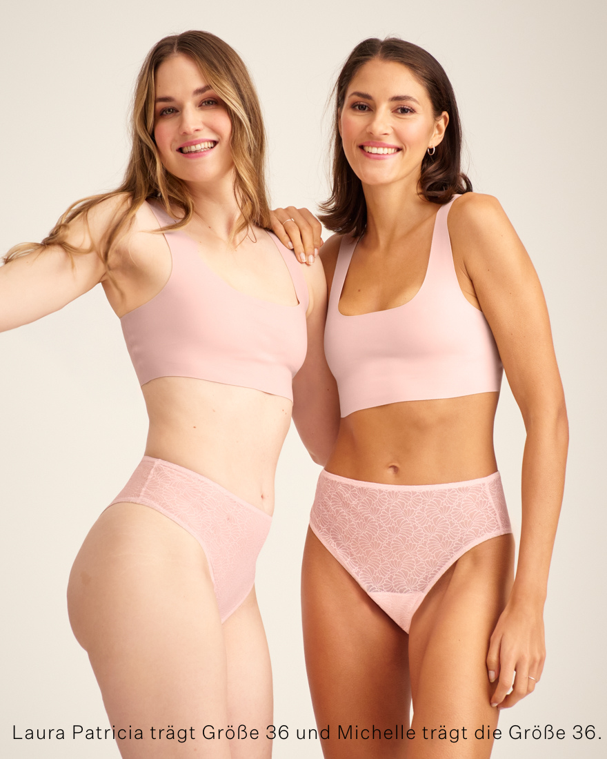 zwei Models unterschiedlicher Proportionen tragen den ooia Periodenslip Highwaist Cheeky Mesh in powder rose, Frontalansicht