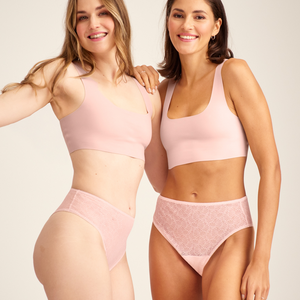 zwei Models unterschiedlicher Proportionen tragen den ooia Periodenslip Highwaist Cheeky Mesh in powder rose, Frontalansicht