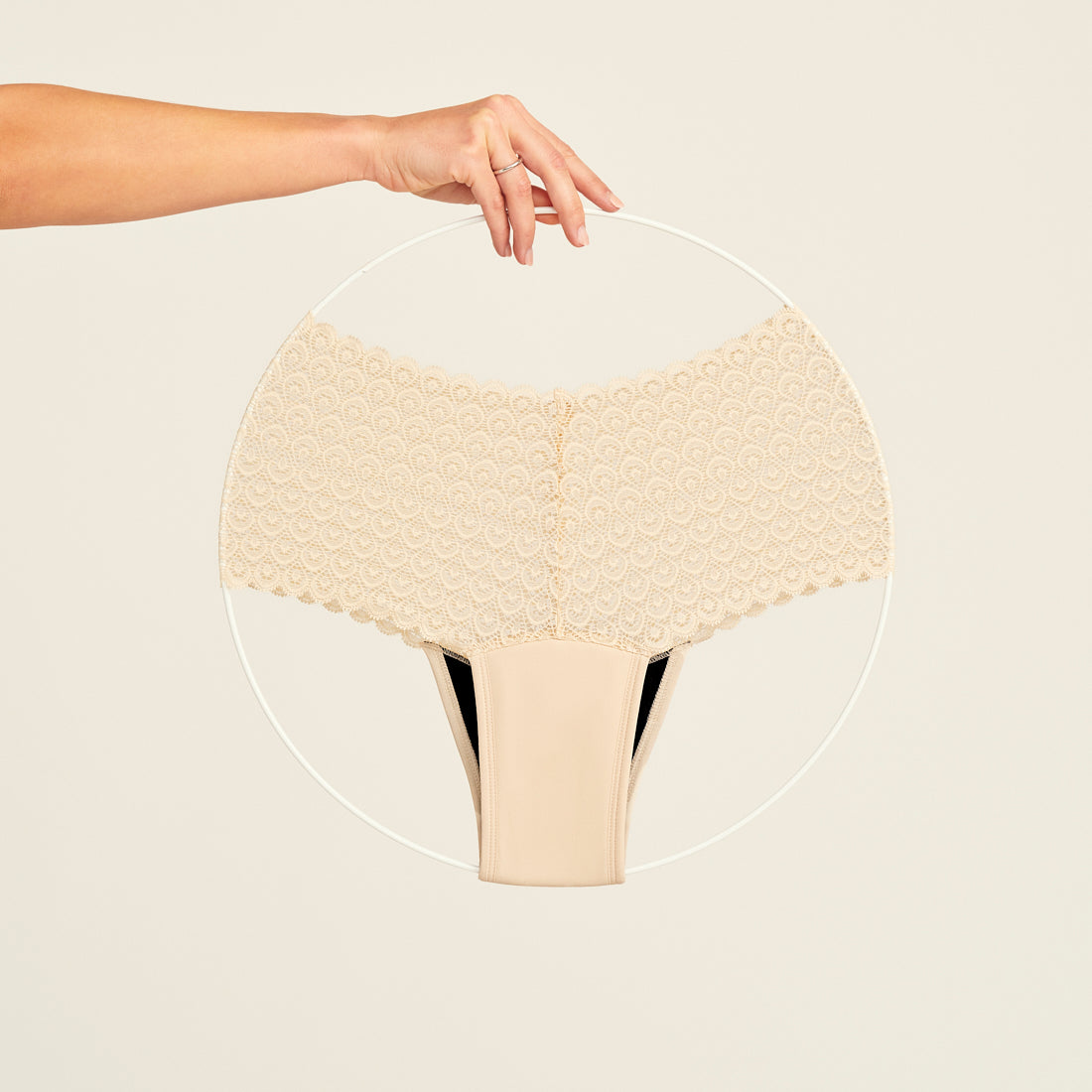 Modell trägt ooia Highwaist Comfy Lace in Ivory - Periodenunterwäsche mit hohem Bund und durchgängiger Spitze. Freisteller.