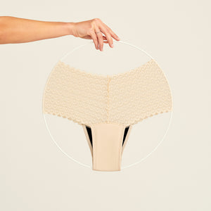 Modell trägt ooia Highwaist Comfy Lace in Ivory - Periodenunterwäsche mit hohem Bund und durchgängiger Spitze. Freisteller.