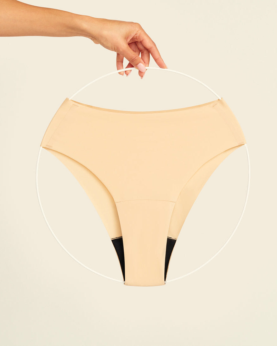 ooia Perioden Highwaist Seamless Cheeky in Beige – nahtloser Slip mit hoher Taille und Beinausschnitt, Freisteller