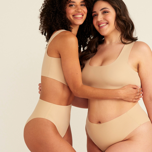zwei Models unterschiedlicher Proportionen tragen den ooia Perioden Highwaist Seamless Cheeky in Beige – nahtloser Slip mit hoher Taille und Beinausschnitt