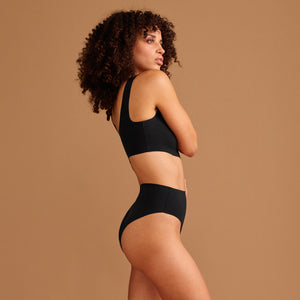 Modell trägt ooia Highwaist Seamless Cheeky in Schwarz – nahtloser Slip mit hoher Taille