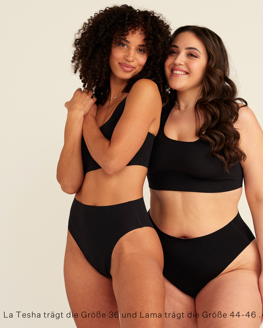 zwei Models unterschiedlicher Proportionen tragen ooia Highwaist Seamless Cheeky in Schwarz – nahtloser Slip mit hoher Taille und Beinausschnitt