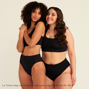 zwei Models unterschiedlicher Proportionen tragen ooia Highwaist Seamless Cheeky in Schwarz – nahtloser Slip mit hoher Taille und Beinausschnitt