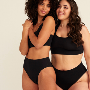zwei Models unterschiedlicher Proportionen tragen ooia Highwaist Seamless Cheeky in Schwarz – nahtloser Slip mit hoher Taille und Beinausschnitt