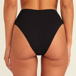 Modell trägt ooia Highwaist Seamless Cheeky in Schwarz – nahtloser Slip mit hoher Taille und Beinausschnitt, Rückansicht